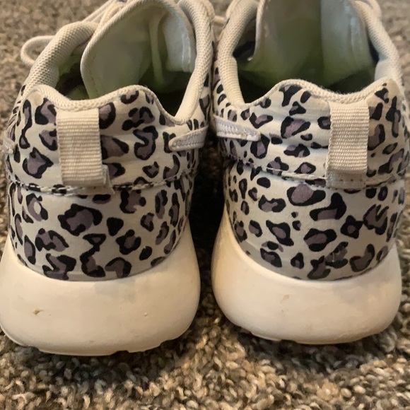 Super cute Nike leopard print Roshe - Picture 5 of 7